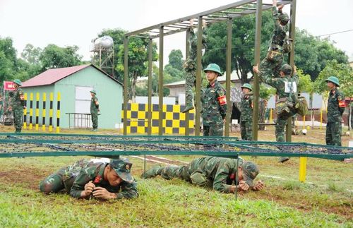 Huấn luyện vượt chướng ngại vật tại Lữ đoàn Công binh 7. Ảnh: V.H