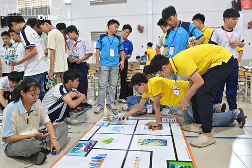 Các đội thi hiệu chỉnh robot.