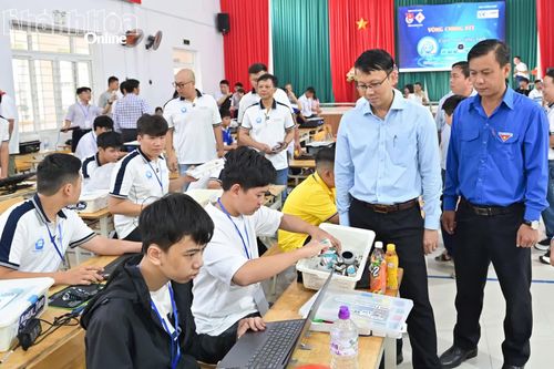 Các đội chuẩn bị bắt đầu lắp ráp robot.