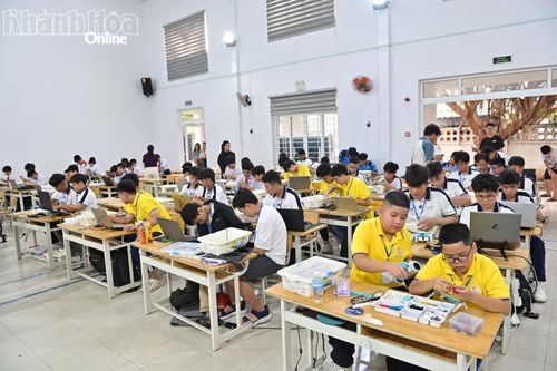 Thời gian lắp ráp, hiệu chỉnh robot trong 90 phút, sau đó các thí sinh đưa robot vào sa bàn để thi tài.