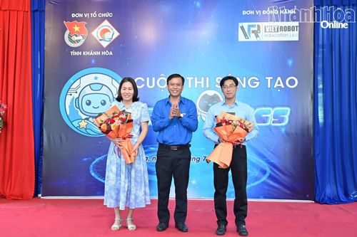 Lãnh đạo Tỉnh đoàn tặng hoa tri ân các đơn vị đồng hành.
