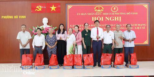 Lãnh đạo Đảng ủy phường Đô Vinh trao quà cho người có công với cách mạng.
