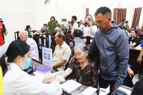 Bà Huỳnh Thị Diệm được nhân viên y tế lấy mẫu ADN.