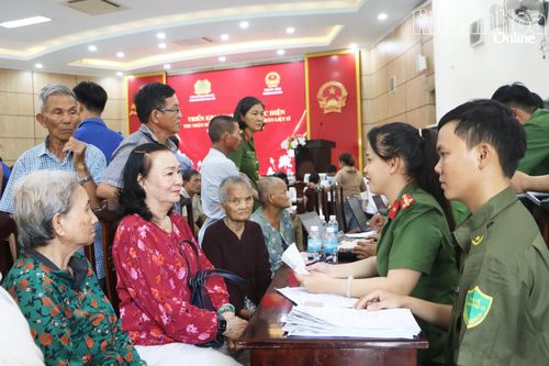 Lực lượng chức năng hướng dẫn thân nhân liệt sĩ thực hiện các thủ tục để lấy mẫu ADN.