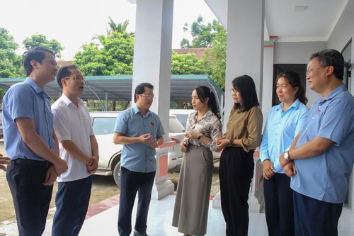 Đại biểu Quốc hội tỉnh Lai Châu khảo sát thực tế tại cơ sở để nắm bắt tình hình, phục vụ hoạt động giám sát và xây dựng chính sách.
