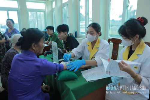 Thân nhân liệt sĩ được lấy mẫu ADN