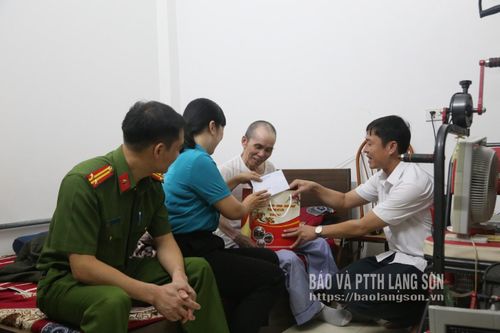 Đoàn thăm, tặng quà gia đình ông Hoàng Văn Thông, khối 10, là thương binh, tỉ lệ thương tật 21%