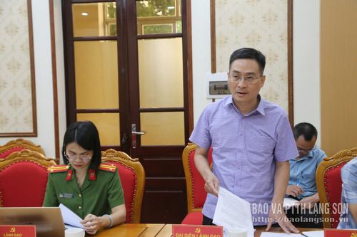 Đại diện Sở Giáo dục và Đào tạo phát biểu thảo luận tại cuộc họp