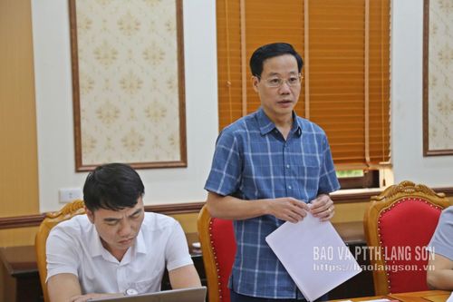 Đại diện lãnh đạo Ủy ban MTTQ Việt Nam tỉnh phát biểu thảo luận kết quả triển khai phong trào tại cuộc họp