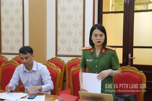 Đại diện Công an tỉnh phát biểu trao đổi về kết quả triển khai phong trào 