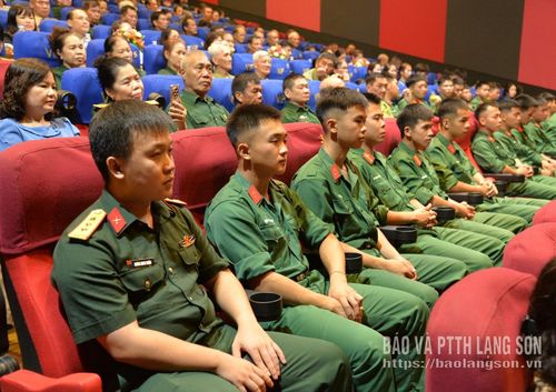 Các chiến sĩ lực lượng vũ trang tỉnh và đông đảo người dân tham dự lễ khai mạc tuần phim