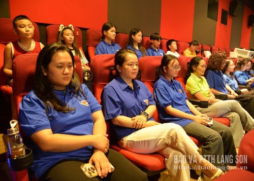 Đoàn viên, thanh niên và đông đảo người dân trên địa bàn tỉnh tham dự lễ khai mạc tuần phim