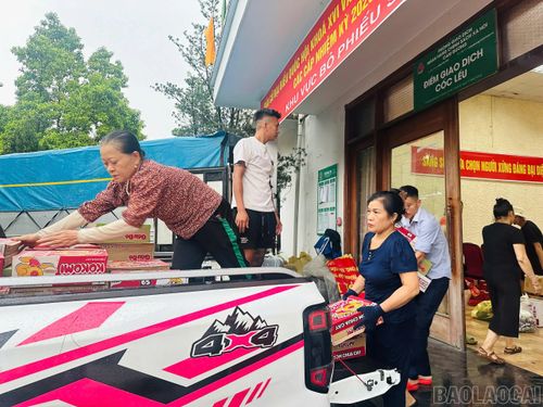 Người dân phường Cam Đường khẩn trương chuyển hàng cứu trợ lên xe.