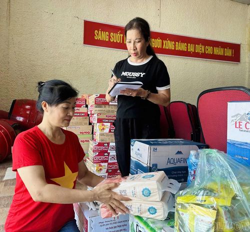 Gạo, mì tôm, sữa và các nhu yếu phẩm cũng được sắp xếp theo từng nhóm, ghi rõ bên ngoài để thuận tiện cho việc vận chuyển, kiểm đếm và cấp phát khi đến vùng lũ.