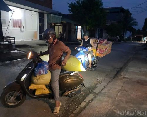 Người dân vận chuyển, tập kết hàng cứu trợ trong đêm để kịp chuyển đến vùng lũ Mường Than.