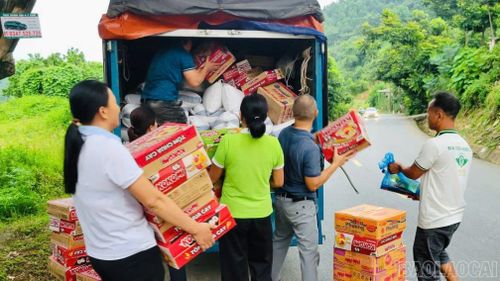 Người dân xã Trịnh Tường bốc xếp hàng hóa, nhu yếu phẩm lên xe để chuyển tới người dân vùng lũ Mường Than.