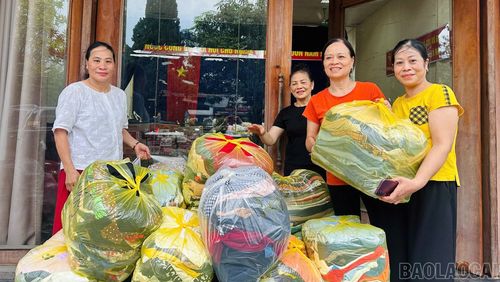 Quần áo được kiểm tra, lựa chọn những món đồ còn sử dụng tốt, gấp gọn và phân loại phù hợp với người lớn, trẻ em.