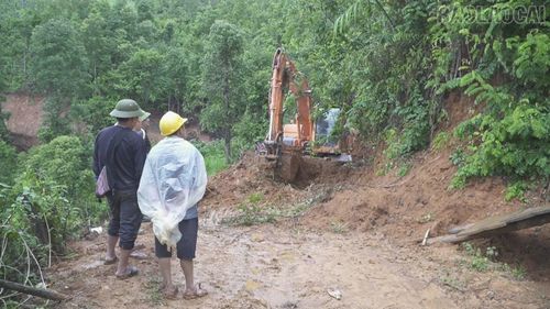 Người dân chòm dân cư Trống Khua phấn khởi khi có máy xúc đến hỗ trợ thông đường.