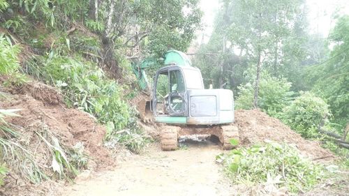 Trên nhiều tuyến đường, những chiếc máy xúc nhỏ phát huy tính cơ động trong việc tiếp cận, giải tỏa đất đá.