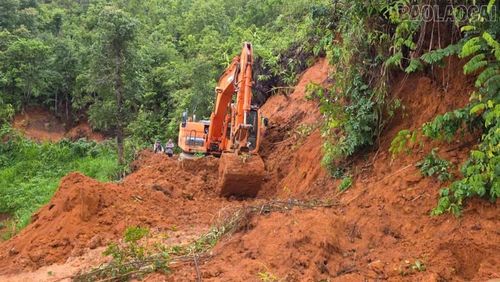 Bất kể nắng hay mưa, suốt 05 ngày qua, chiếc máy xúc của Công ty TNHH Xây dựng Mạnh Trường Sơn đã mở đường vào đến chòm dân cư Trống Khua.
