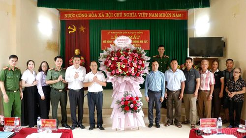 Lãnh đạo Công an tỉnh và xã Quy Mông tặng hoa chúc mừng ra mắt mô hình “Giáo họ Đại Thắng không ma túy”.