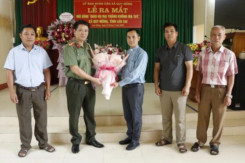 Đại diện công an tỉnh Lào Cai tặng hoa chúc mừng.