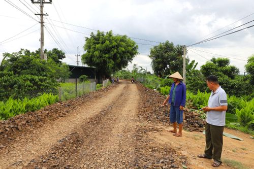 Sau nhiều năm sử dụng, tuyến đường tại thôn 17, xã Nam Dong xuống cấp nghiêm trọng.