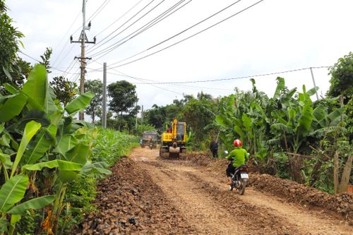 Người dân phấn khởi khi tuyến đường dài 2,5 km tại thôn 17, xã Nam Dong được nâng cấp