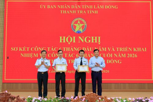 Phó Chủ tịch Thường trực UBND tỉnh Lê Trọng Yên, và Chánh Thanh tra tỉnh Ngô Kiểm trao Bằng khen của Chủ tịch tỉnh cho các tập thể đạt thành tích xuất sắc