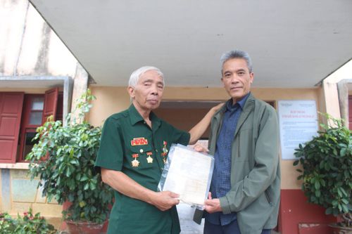 Ông Lê Thanh Cảnh trao tặng nhiều tư liệu quý cho Bảo tàng Lâm Đồng làm phong phú thêm hiện vật, tài liệu về Di tích