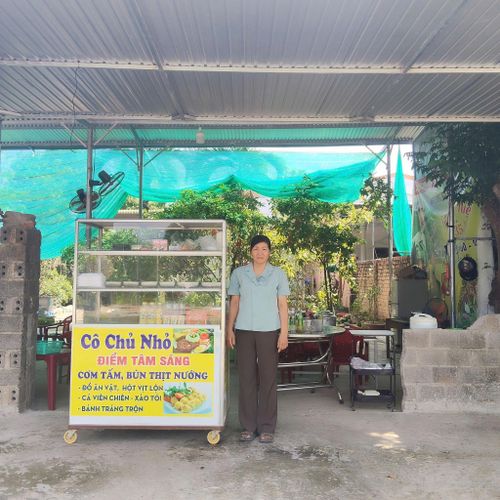 Chị Phan Thị Tuyết mở quán cơm phục vụ công nhân trên tuyến đường số 15