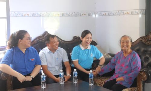 Bà Đặng Thị Bờ mong thế hệ trẻ tiếp nối truyền thống cha ông xây dựng quê hương giàu mạnh