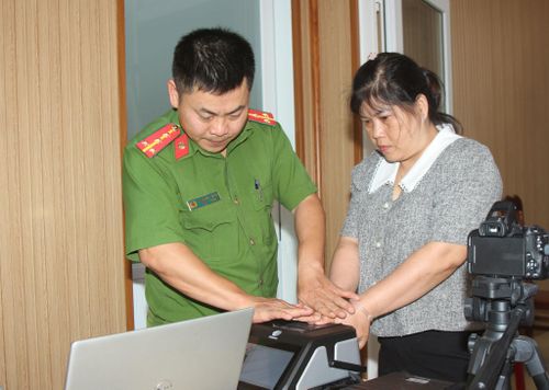 Người dân đến làm căn cước công dân trên thiết bị mới được bàn giao cho lực lượng Công an xã