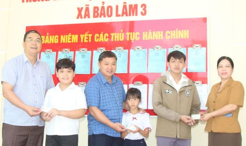 Các đồng chí Nguyễn Đình Bình, Bí thư Đảng ủy, Chủ tịch HĐND xã; Hồng Việt Trung, Chủ tịch UBND xã trao căn cước công dân cho người dân và học sinh tại địa phương