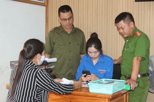 Cán bộ, chiến sĩ Công an xã, lực lượng thanh niên tích cực hướng dẫn người dân cài đặt tài khoản định danh điện tử mức 2
