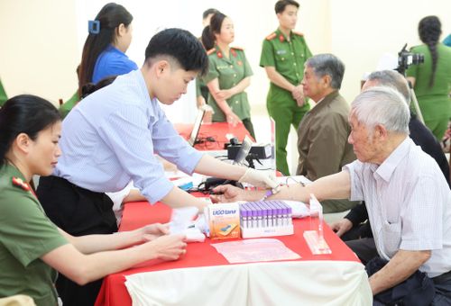 Thực hiện thu nhận mẫu sinh phẩm ADN thân nhân gia đình liệt sĩ đến từ các phường khu vực trung tâm Lâm Đồng