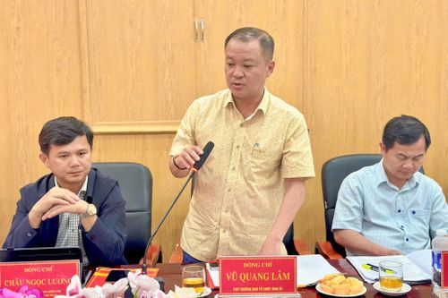 Đồng chí Vũ Quang Lâm, Phó Trưởng Ban Tổ chức Tỉnh ủy, Trưởng Bộ phận giúp việc Tổ theo dõi địa bàn số 10 đánh giá cao công tác phát triển đảng viên mới của địa phương trong quý II/2026