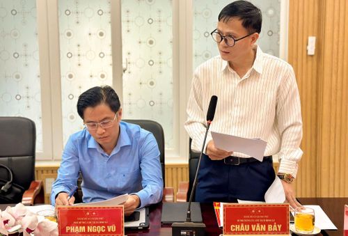 Bí thư Đảng ủy, Chủ tịch HĐND xã Quảng Phú Châu Văn Bảy báo cáo với đoàn công tác tại buổi làm việc
