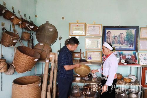 Bằng tâm huyết với văn hóa Mường, bà Đinh Thị Tâm ở thôn Tiến Thịnh, xã Cự Đồng đã sưu tầm, lưu giữ hàng trăm hiện vật quý trong đời sống sinh hoạt và lao động sản xuất của người Mường.