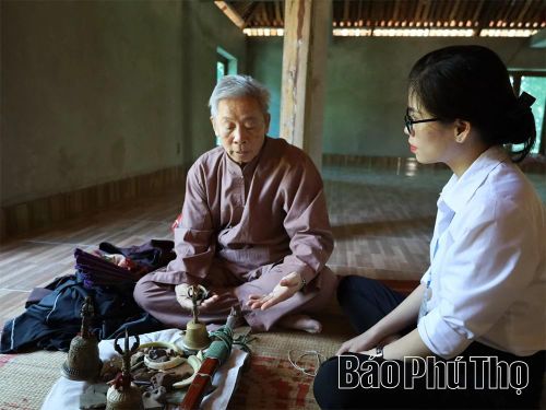 Những nghệ nhân tuổi cao vẫn tích cực thực hành, truyền dạy Mo Mường để di sản văn hóa không bị mai một.