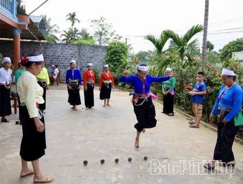 Các trò chơi dân gian độc đáo không thể thiếu trong các hội thi, dịp lễ hội.