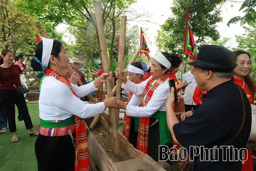 Tục đâm đuống gắn với nghệ thuật trình diễn nhạc cụ dân gian Mường của cụm Thanh Sơn - Tân Sơn tạo không khí rộn ràng trong những ngày hội lớn.