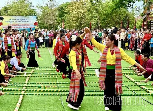 Trang phục dân tộc khoe sắc giữa không gian Lễ hội Đền Hùng 2026, mang theo niềm tự hào của cộng đồng người Mường sinh sống trên vùng Đất Tổ.