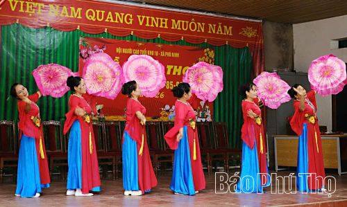 Người cao tuổi hăng say luyện tập văn nghệ, góp phần nâng cao đời sống tinh thần.