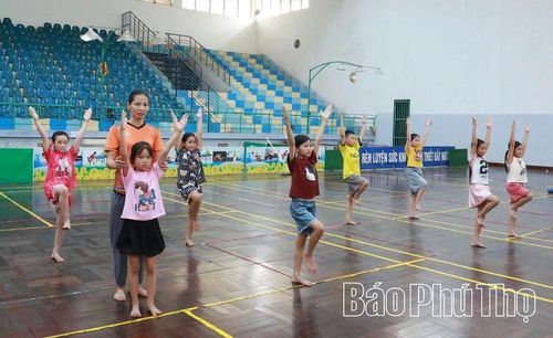 Các cháu thiếu nhi luyện tập aerobic, tạo sân chơi bổ ích và phát triển thể chất trong dịp hè.