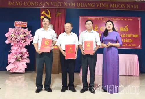 Lãnh đạo Đảng ủy xã Lương Sơn trao các quyết định về tổ chức bộ máy tổ dân phố Cửu Long sau sắp xếp.