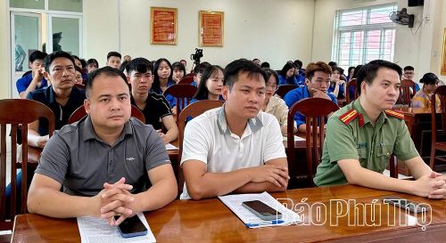 Các đại biểu dự lễ ra mắt “Đội Thanh niên xung kích vì Nhân dân phục vụ”.