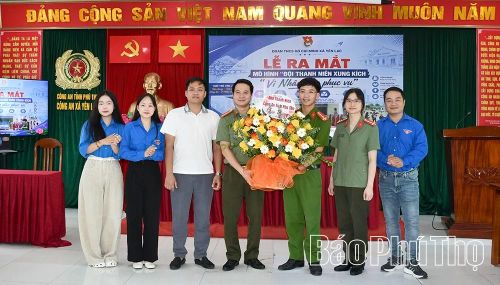 Đại biểu Ban Thanh niên Công an tỉnh Phú Thọ tặng hoa chúc mừng.