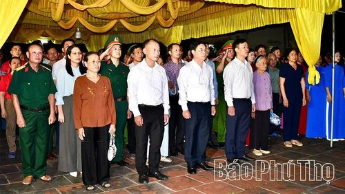 Lãnh đạo địa phương cùng đông đảo Nhân dân dự lễ dâng hoa, dâng hương tưởng niệm các Anh hùng liệt sĩ tại Nghĩa trang liệt sĩ Bình Dương, xã Vĩnh Tường.