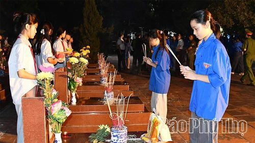 Đoàn viên thanh niên, lực lượng vũ trang và Nhân dân thắp nến tri ân tại từng phần mộ liệt sĩ, thể hiện lòng biết ơn sâu sắc đối với các thế hệ đi trước.